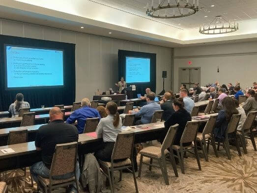 Dr. Rakesh Kumar informiert interessierte Zuhörer bei einer Konferenz.